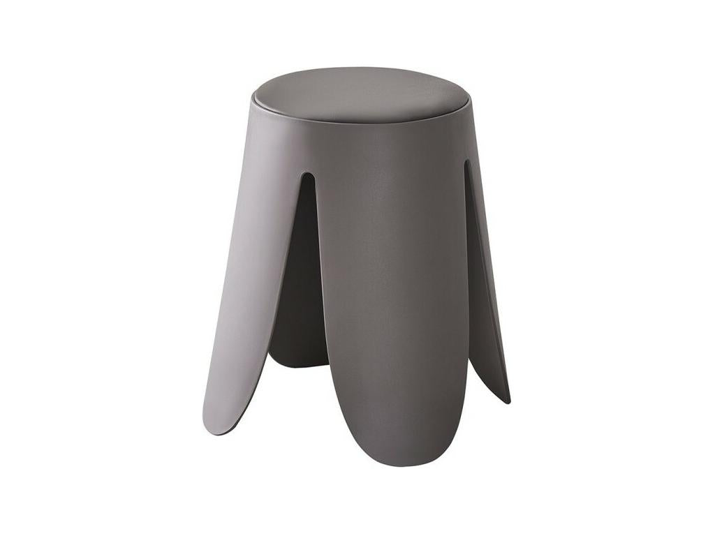 The Meubiana stool in grey, thanks to its unique design, adapts to all types of living rooms.